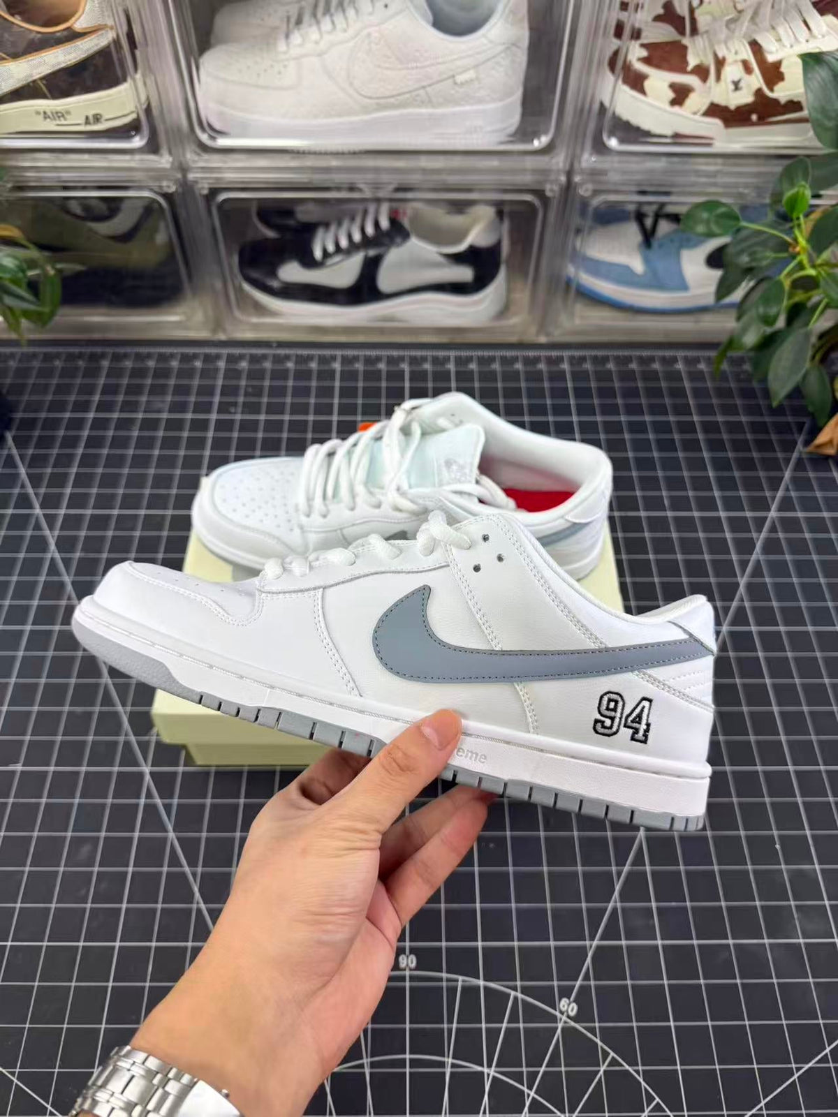 SB Dunk X Supreme White Metallic Silver (2025)
