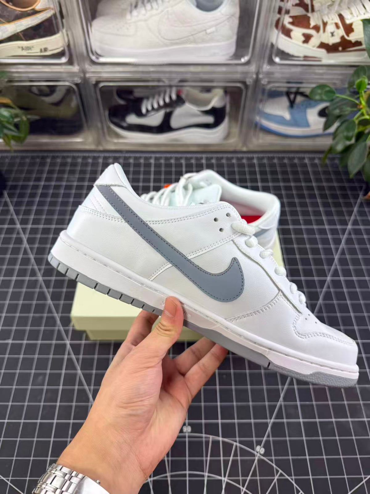 SB Dunk X Supreme White Metallic Silver (2025)